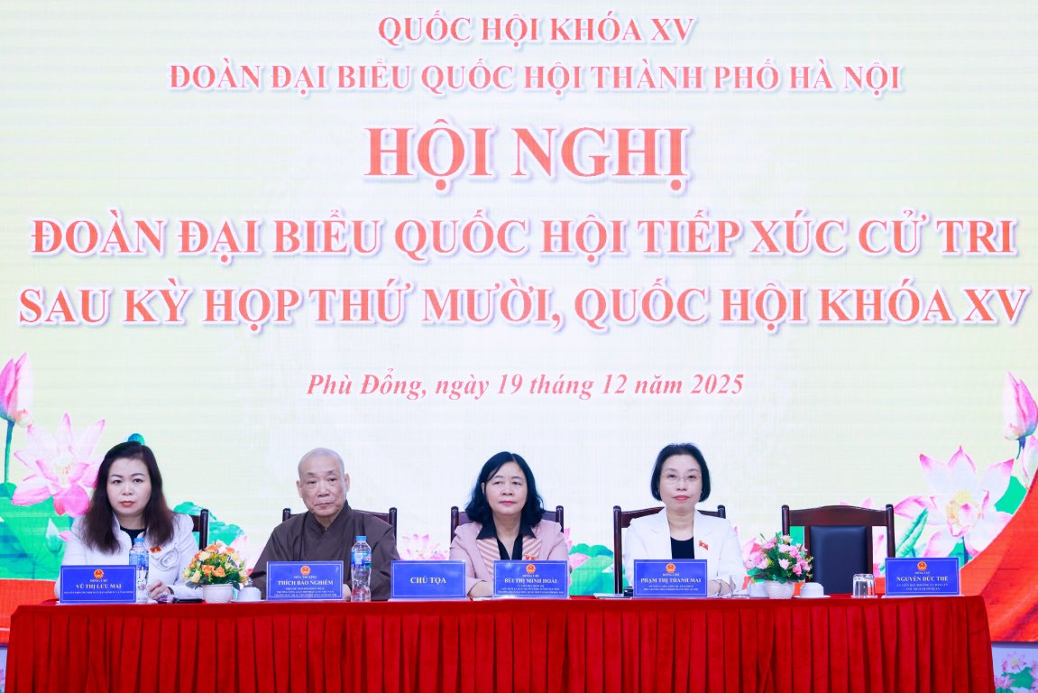 Ba Bui Thi Minh Hoai va cac dai bieu Quoc hoi tai hoi nghi. Anh: Quang Vinh