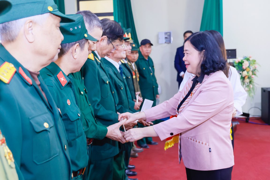 Ba Bui Thi Minh Hoai tang qua cho cac cuu chien binh tai hoi nghi. Anh: Quang Vinh