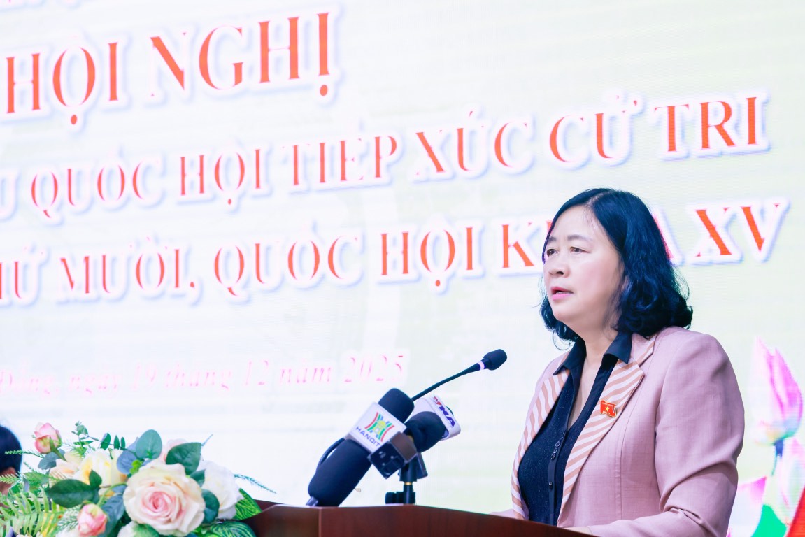 La Sra. Bui Thi Minh Hoai habla en la reunion con los votantes. Foto: Quang Vinh
