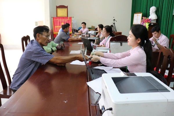 Mang luoi diem giao dich cua chi nhanh NHCSXH tinh An Giang duy tri hoat dong giup dan vay von uu dai thuan loi. Ảnh: NHCSXH
