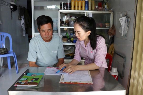 Can bo NHCSXH thuong xuyen bam sat co so, tan tinh, tan tam huong dan ho ngheo, dong bao dan toc thieu so su dung von vay uu dai phat trien san xuat, cai thien doi song. Ảnh: NHCSXH