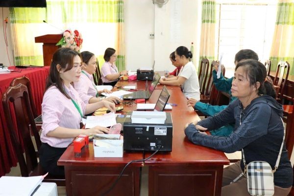 Mang luoi diem giao dich cua chi nhanh NHCSXH tinh An Giang sau sap nhap van duy tri hoat dong giup dan vay von uu dai thuan loi. Ảnh: NHCSXH