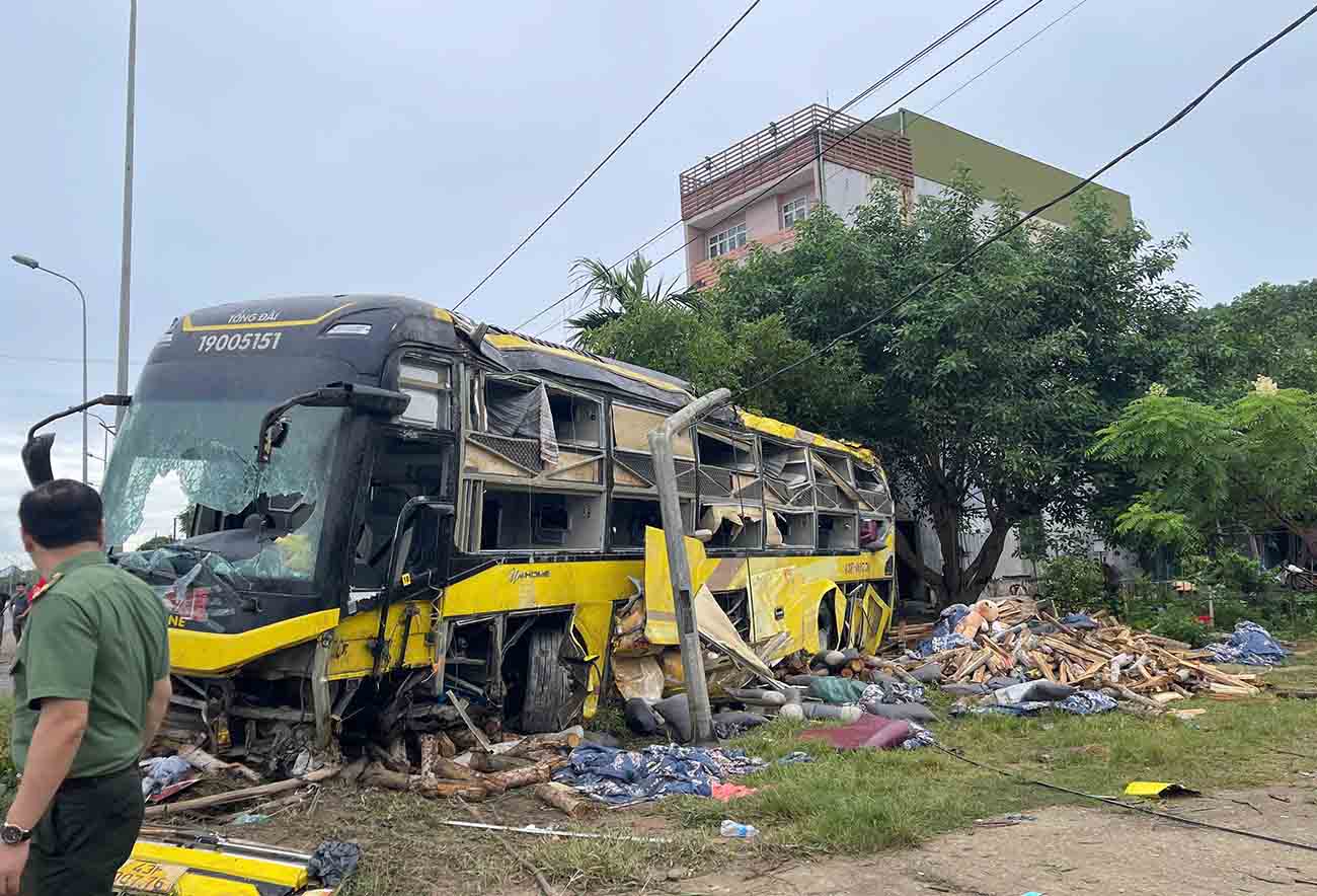 Image of a particularly serious traffic accident that overturned a passenger bus, killing 10 people, on July 25, 2025 in Song Tri ward, Ha Tinh province. Photo: Hoang Anh.