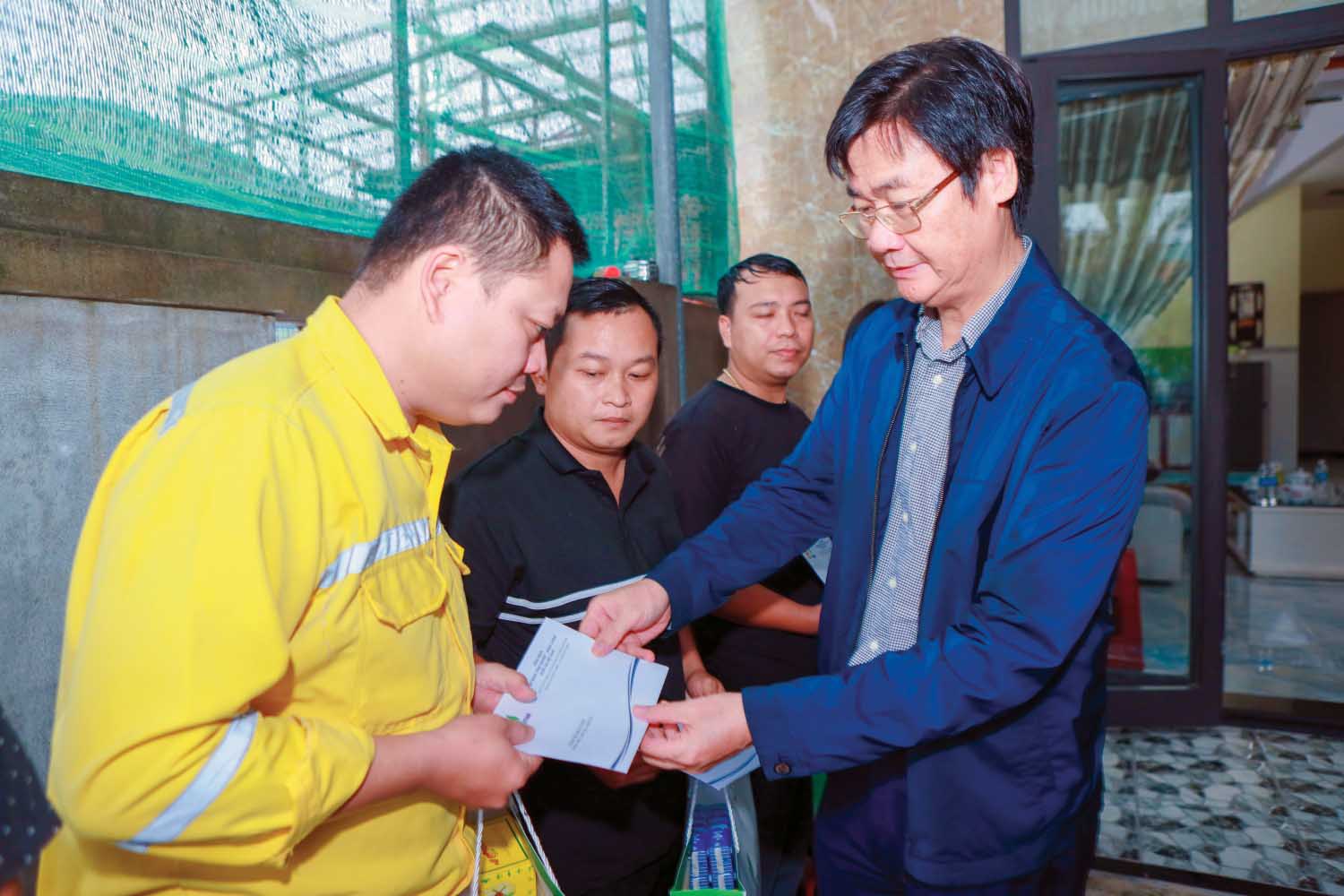 Comrade Nguyen Manh Kha - Vice President in charge of Petrovietnam Trade Union presented gifts to support workers in difficulty. Photo: PVN