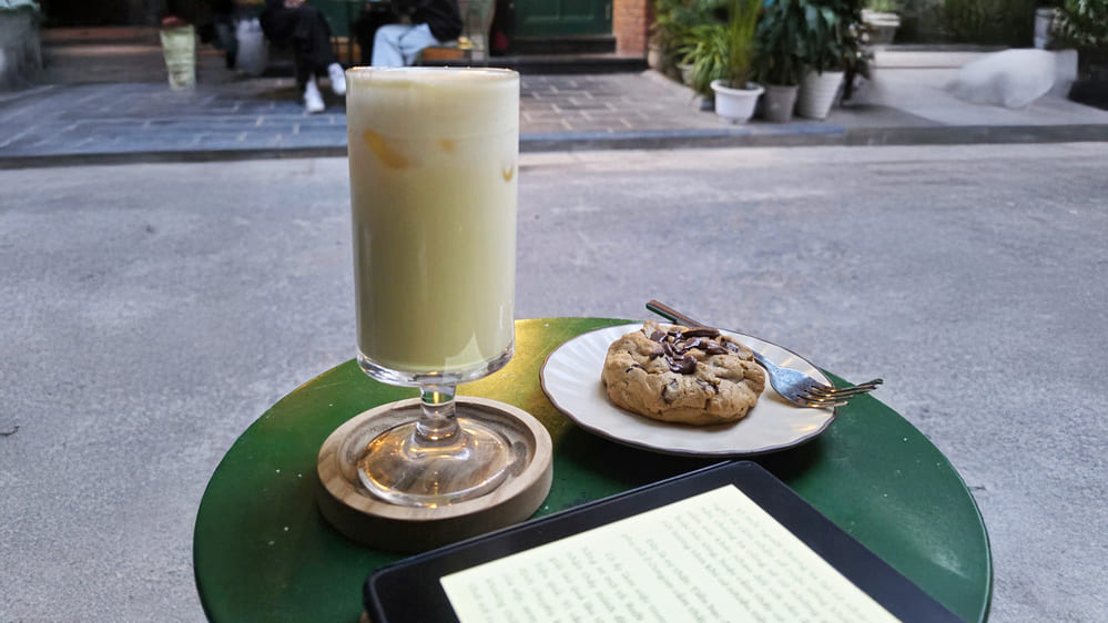 reading a letter with a cup of coffee is also one of the effective ways to regenerate energy during the New Year holiday. Photo: Tuan Dat