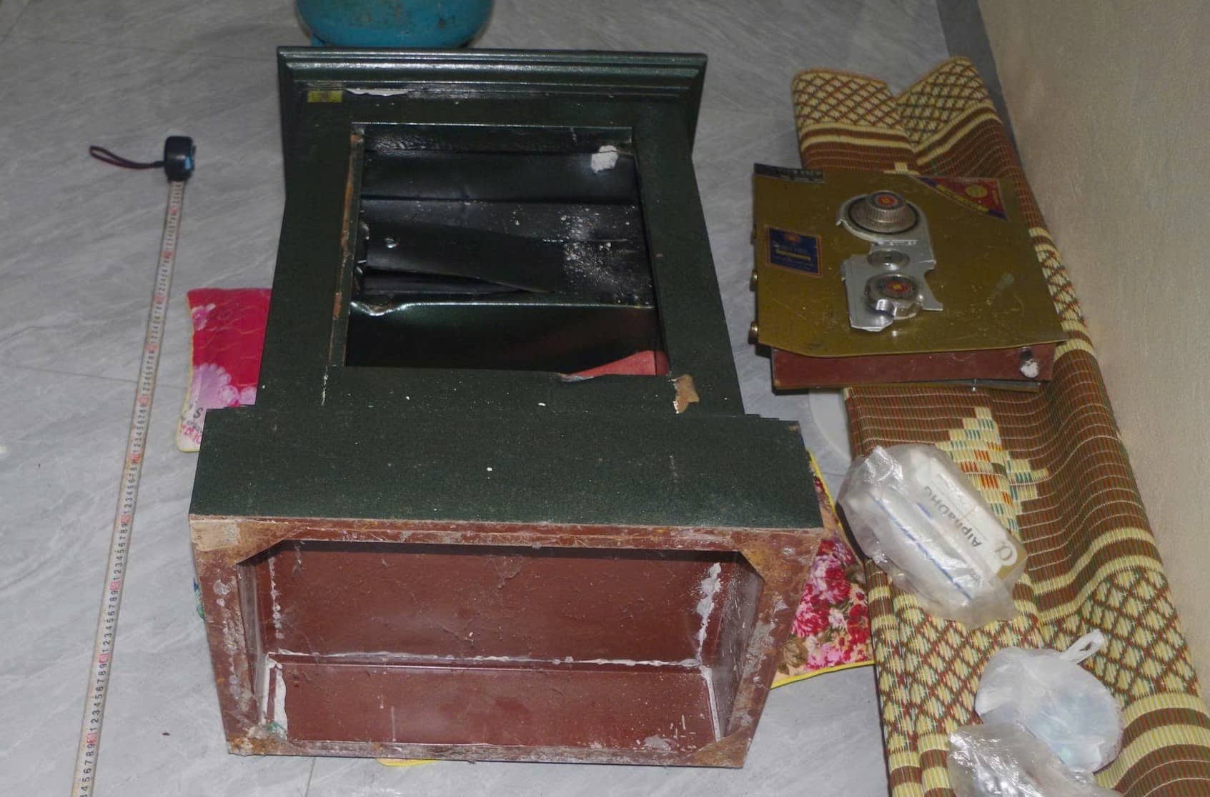 Chiếc kết sắt của gia đình ông Hoành bị đối tượng phá hỏng để trộm tiền và vàng bên trong. Ảnh: Diệu Anh