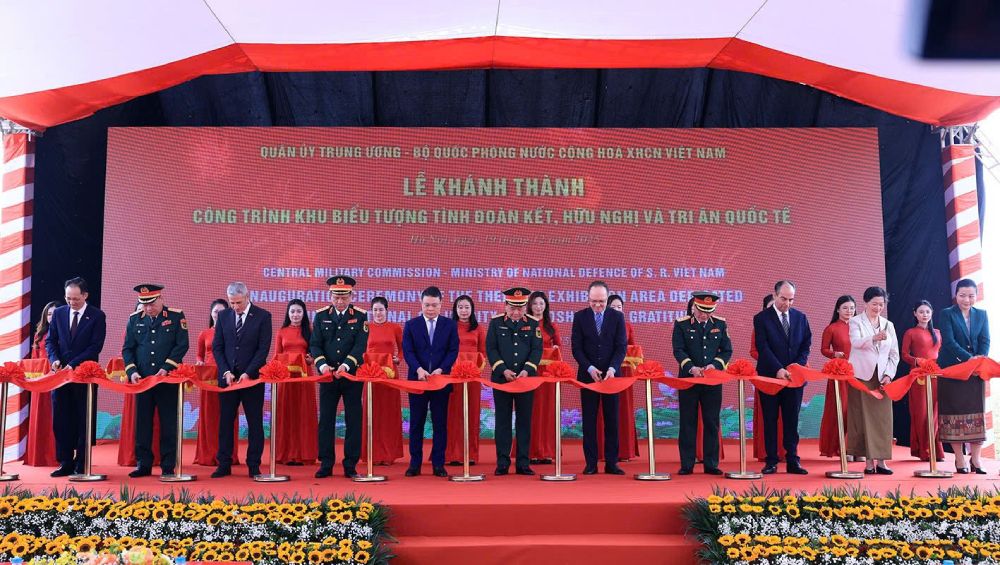 Cac dai bieu thuc hien nghi thuc cat bang khanh thanh. Anh: Hai Nguyen