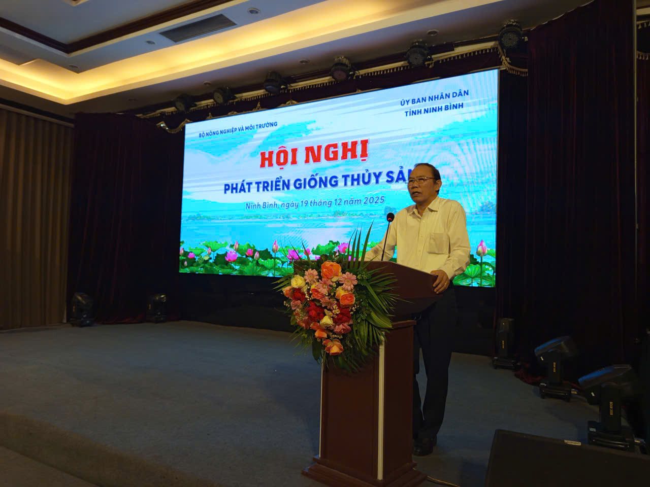 Thu truong Bo NN&MT Phung Duc Tien phat bieu khai mac Hoi nghi.