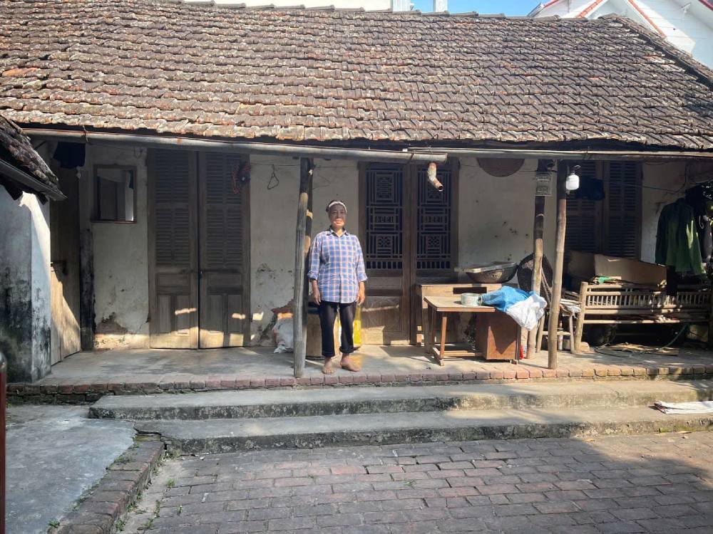 Ms. Ngoan is sick and has a difficult family situation but still struggles to raise her children to study. Photo: Quynh Chi