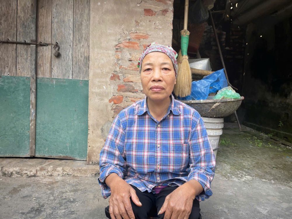 Ba Ngoan dau yeu nhung van gong ganh nuoi con an hoc. Anh: Quynh Chi