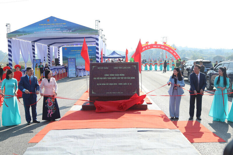 Delegates performed the opening ceremony and installed a signboard to celebrate the 14th National Congress of the Party. Photo: Khanh Ly