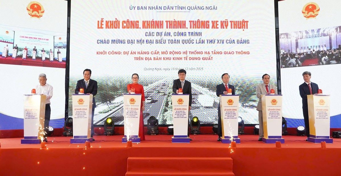 Delegates performed the button pressing ceremony to start construction of project items. Photo: Vien Nguyen