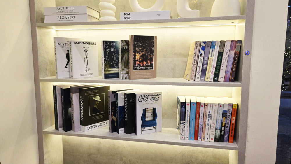 installing LED lights in the bookcase will help bring warmth to the family space. Photo: Tuan Dat