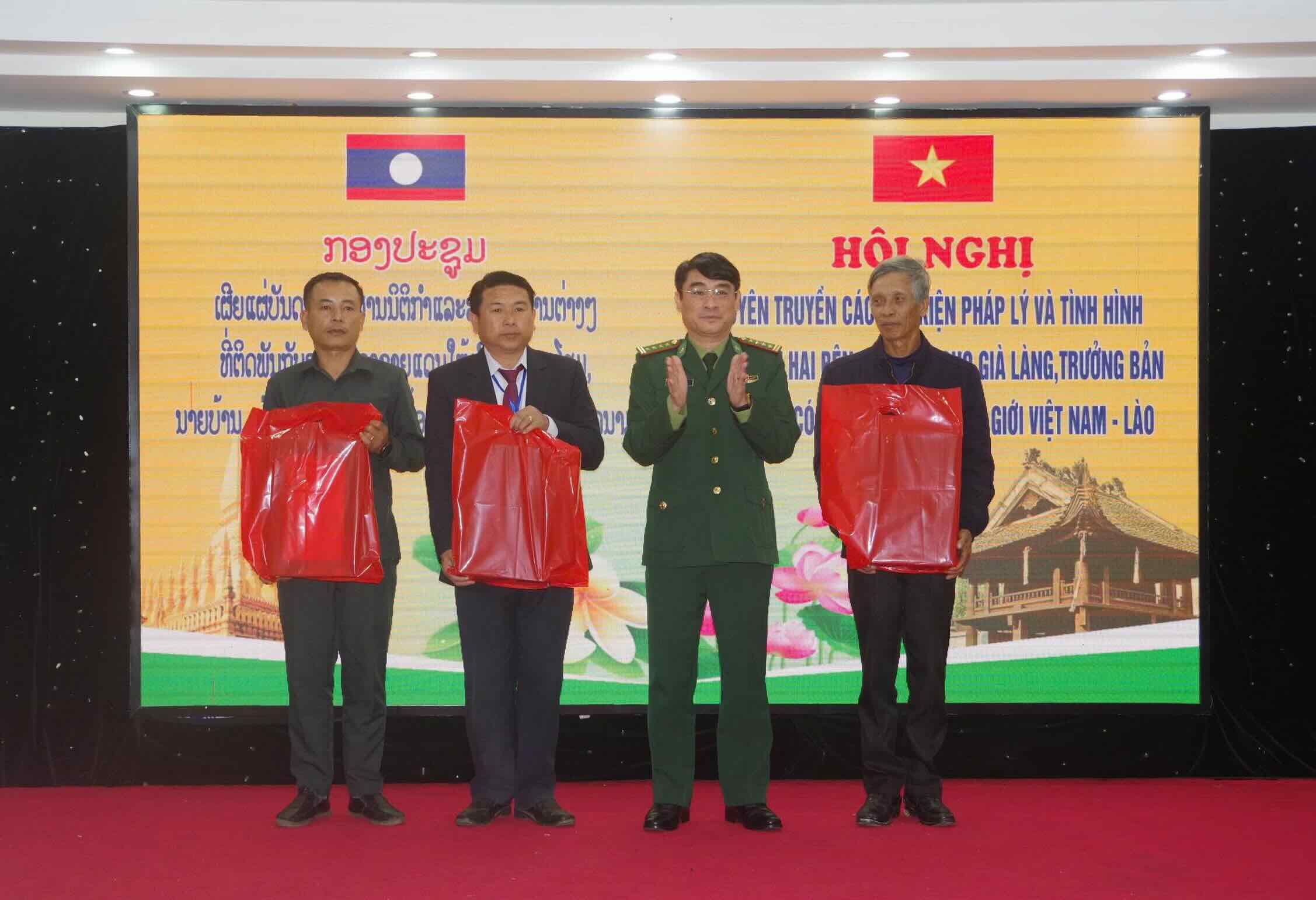 베트남-라오스 국경 양쪽의 노인들이 '손을 잡고' 국경을 평화롭게 유지합니다. 사진: 호아이남