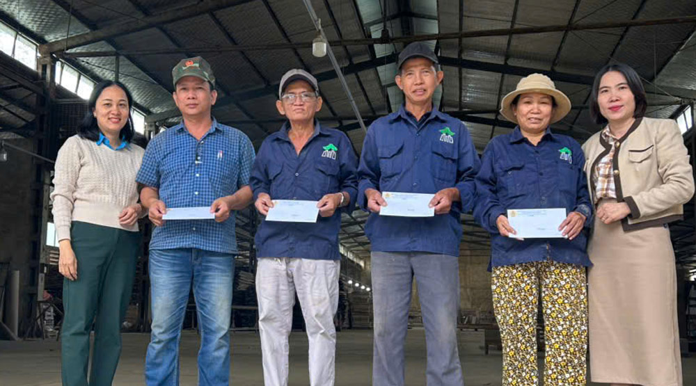 El Sindicato de la comuna de Nam Phuoc Da Nang entrega regalos de apoyo a los medios de vida a miembros del sindicato y trabajadores afectados por desastres naturales. Foto: Sindicato de Nam Phuoc.