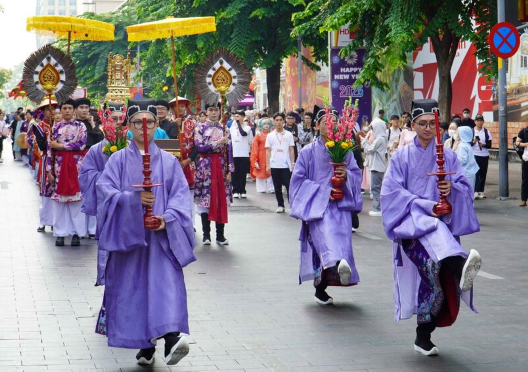 Man dieu hanh co phuc Viet hoanh trang chua tung co o TPHCM voi khoang 1.000 nguoi tham du. Anh: Ngoc Le