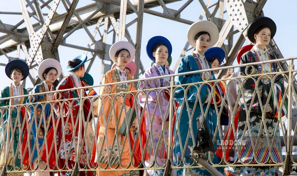 Nhung trang phuc truyen thong day an tuong trong doan Bach Hoa Bo Hanh o TP Hue. Anh: Nhat Binh