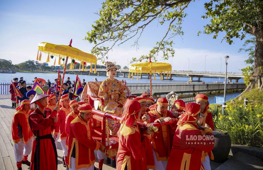 Hon 1.000 nguoi mac co phuc Viet dieu hanh tren pho Hue. Anh: Nhat Binh