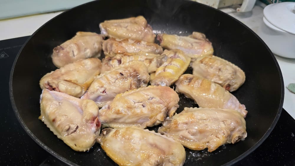 Refrigerating frozen chicken wings requires the right process to ensure the dish is cooked evenly and deliciously. Photo: Tuan Dat