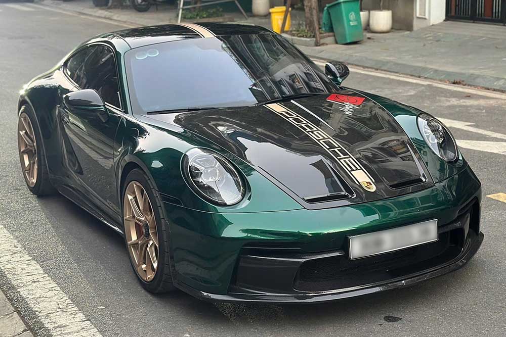 The Porsche 911 in Hanoi has been reshaped into GT3 style. Photo: Hung Le