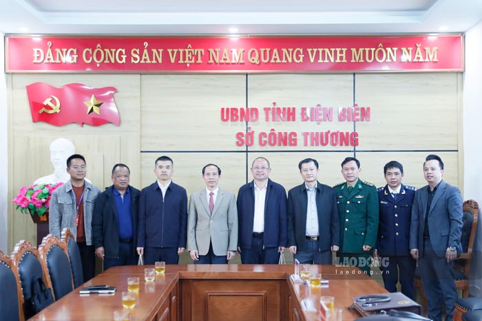 Leaders of departments, branches and sectors of Dien Bien province worked with leaders of Giang Thanh district, Pu'er city, Yunnan province (China). Photo: Quang Dat