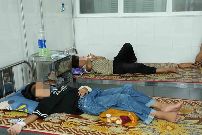 Nhung hoc sinh bi ngo doc tai truong o Quang Tri. Anh: Cong Sang