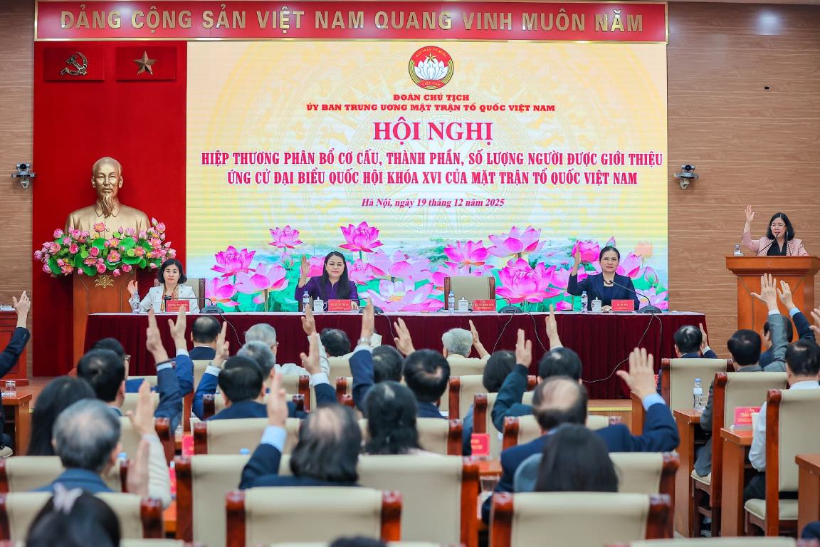 Dai bieu tham du bieu quyet thong nhat phan bo 25 dai bieu theo To trinh cua Ban Thuong truc Uy ban Trung uong MTTQ Viet Nam. Anh: Hoai Nam 