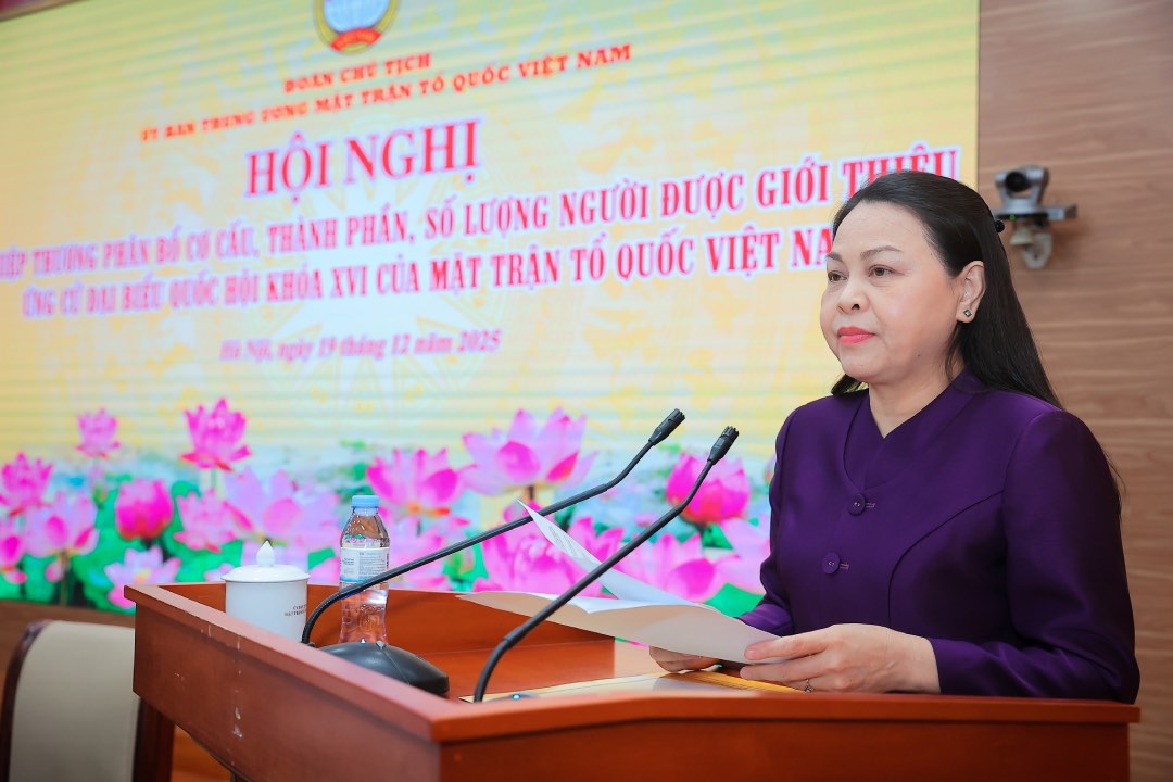 Pho Chu tich - Tong Thu ky Uy ban Trung uong MTTQ Viet Nam Nguyen Thi Thu Ha trinh bay To trinh tai Hoi nghi. Anh: Hoai Nam 