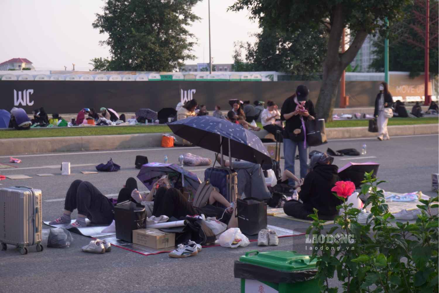 Hang dai khan gia xep hang doi check-in vao concert tu som. Anh: Thanh Dat