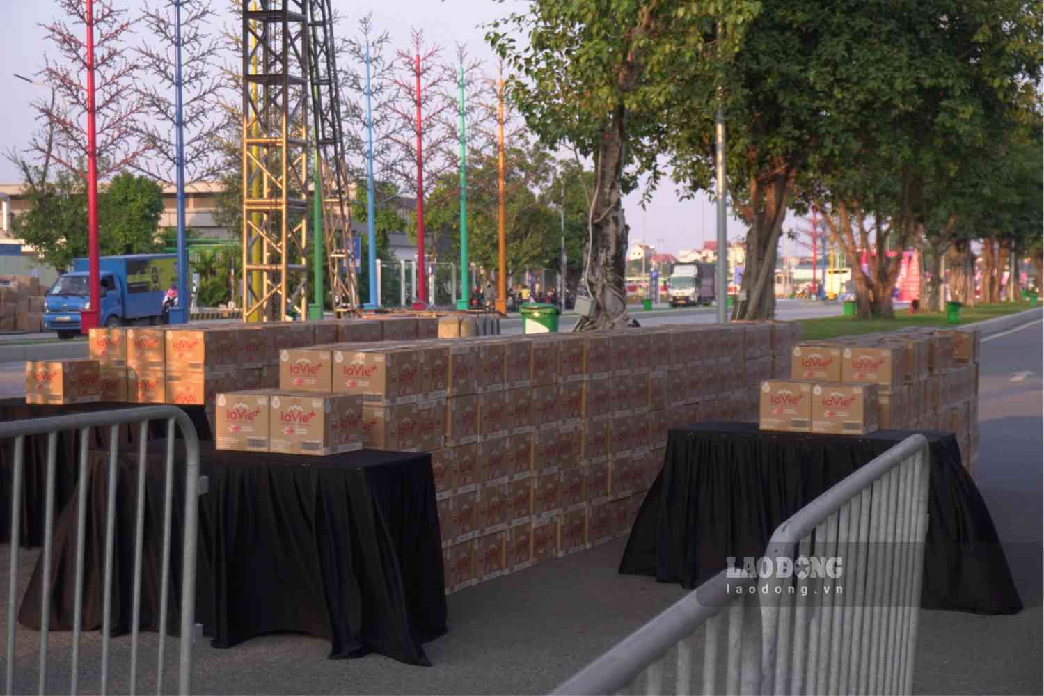 BTC chuan bi nuoc cho khan gia. Anh: Thanh Dat