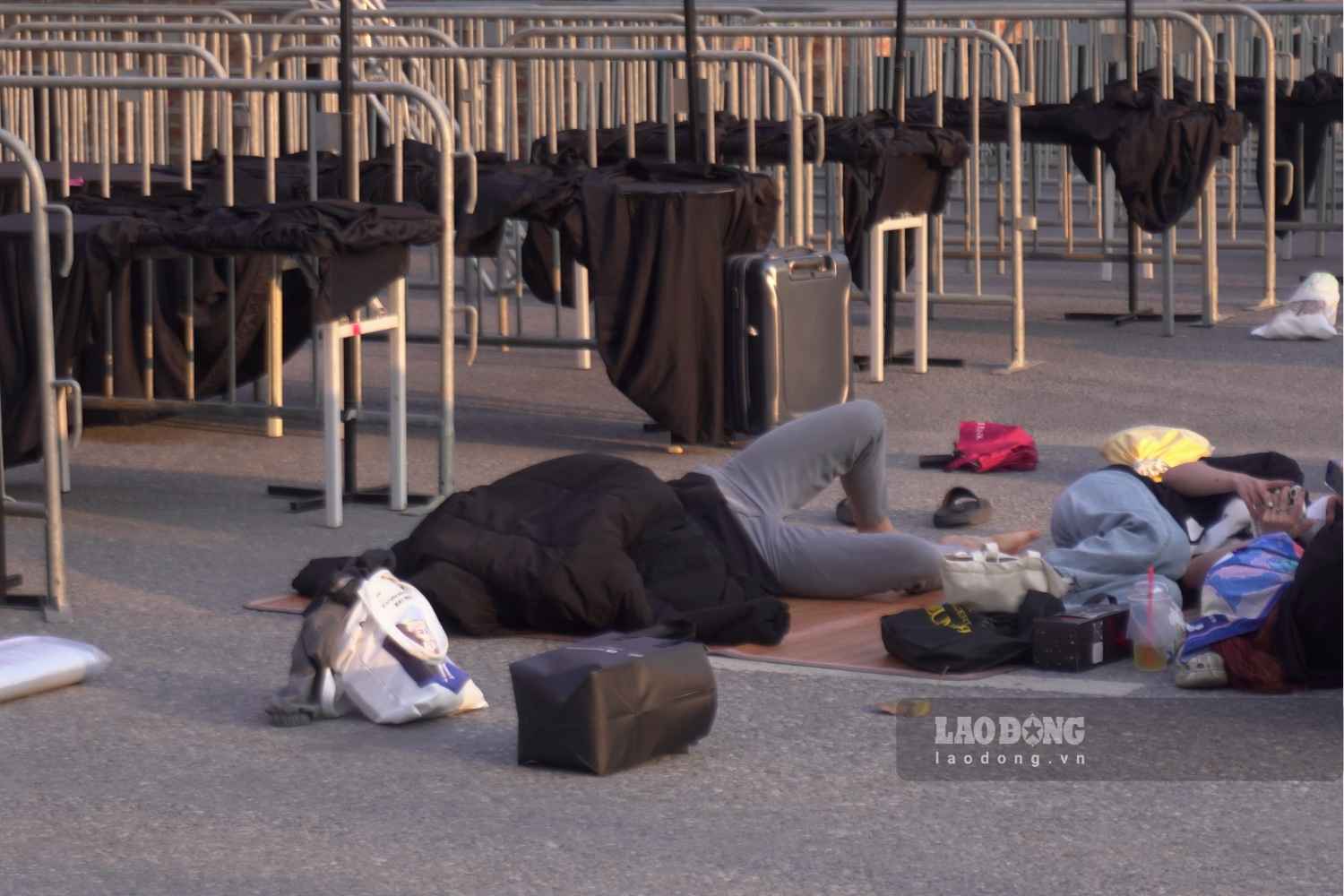 Khan gia ngu tren nen dat doi den thoi gian check-in. Anh: Thanh Dat