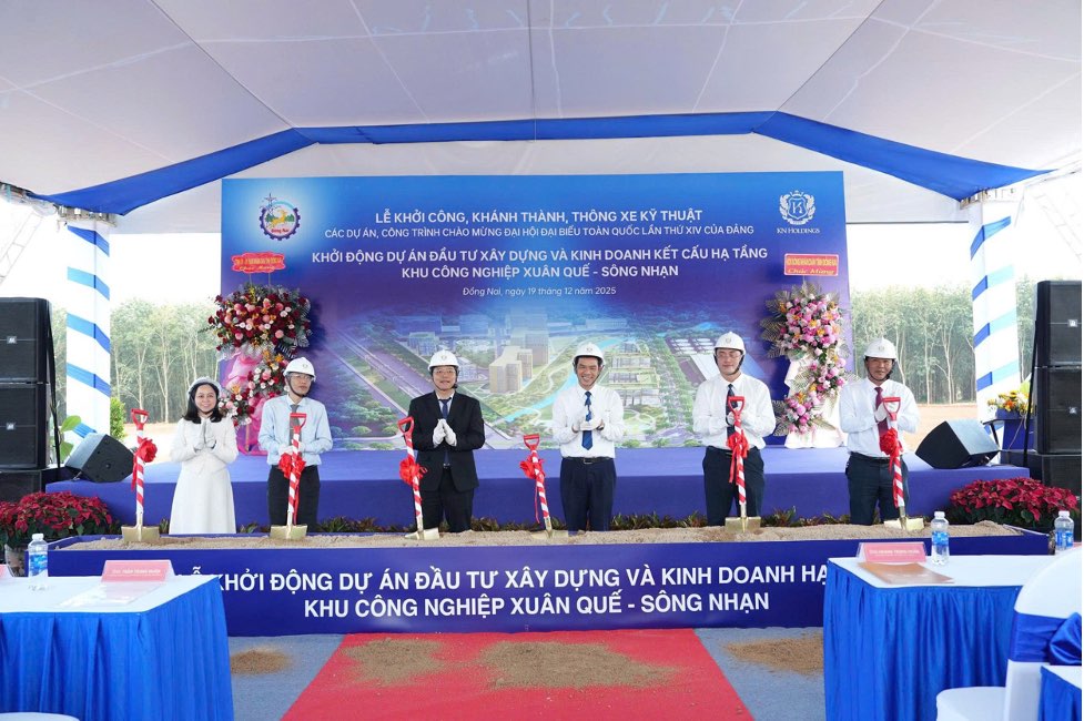 Dai dien lanh dao tinh Dong Nai, lanh dao xa Xuan Que va BLD Tap doan KN Holdings thuc hien nghi thuc xuc cat khoi dong Du an Khu cong nghiep Xuan Que - Song Nhan. Anh: DNCC