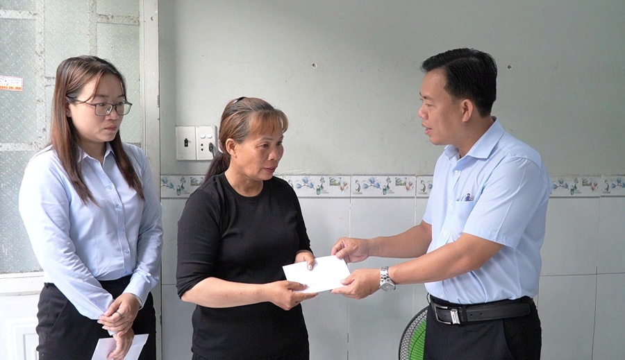 Can Giuoc 코뮌 인민위원회 지도자들이 Tay Ninh에서 사망한 여아를 둔 두 가족을 방문하여 위로하고 지원했습니다. 사진: Duy Minh