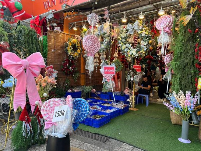 Tieu thuong TPHCM xa hang trang tri truoc them Giang sinh. Anh: Ha May 