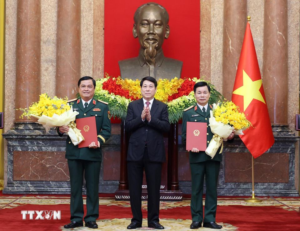 President Luong Cuong presented the Decision to promote the rank of Senior Lieutenant General to two senior military officers.