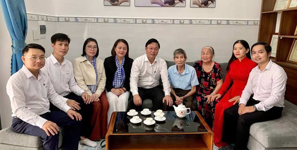 Leaders of the Vietnam Fatherland Front Committee of Da Nang City visited and presented gifts to former political prisoners of Con Dao. Photo: Vietnam Fatherland Front of Da Nang.