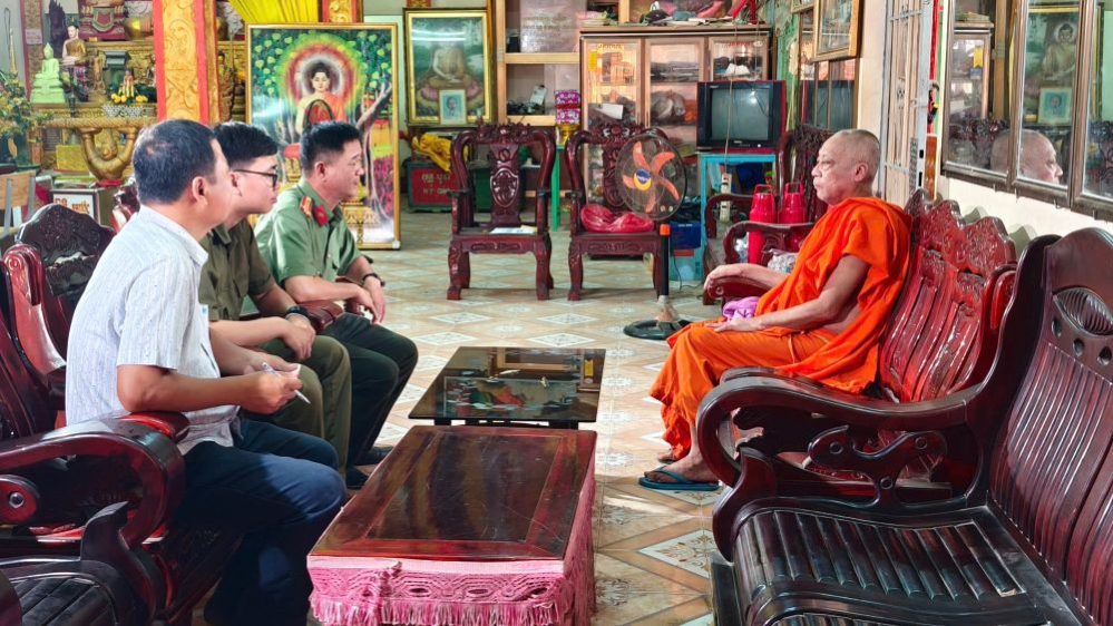 Cong an phuong My Xuyen (TP Can Tho) tham hoi Tru tri chua Tra Tim moi. Anh: Nguyen Hoang