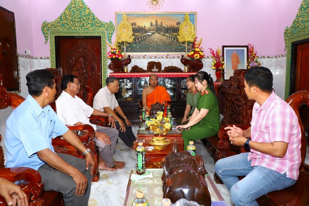 Cong an phuong Vinh Chau (TP Can Tho) tham gap Tru tri va Ban quan tri Chua Seray Cro Sang Cong an phuong Vinh Chau gap go, trao doi voi su sai, nguoi co uy tin trong dong bao Khmer ve cong tac giu gin ANTT. Anh: Nguyen Hoang