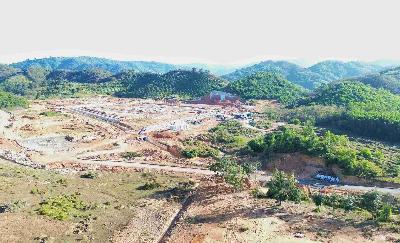 El terreno de la autopista Tan Phu - Bao Loc en el tramo que atraviesa la comuna de Da Huoai (Lam Dong) se entrega a los inversores. Foto: Phuc Khanh