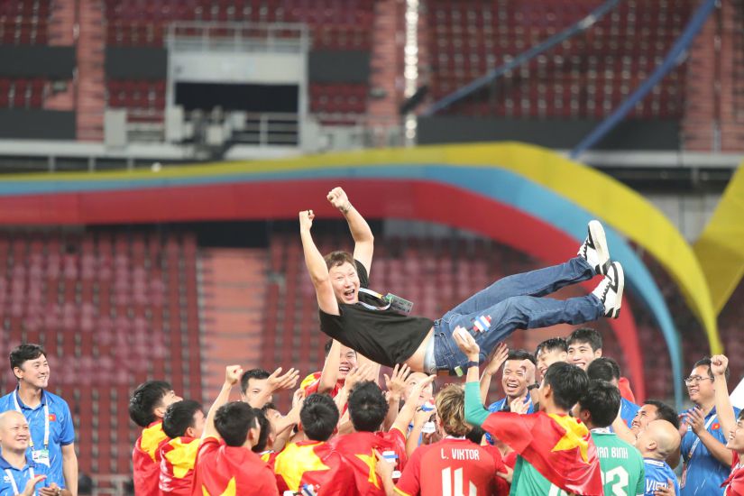 Coach Kim Sang-sik and the U22 Vietnam players celebrate the championship. Photo: Minh Dan