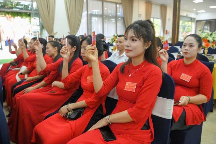 Delegates voted to approve the Resolution of the 5th Trade Union Congress of Hoa Ba Education and Service Company Limited, Dien Bien Province, term 2025-2030. Photo: Quang Dat