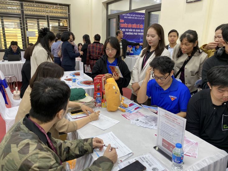 Phien giao dich viec lam tai Trung tam Dich vu viec lam Ha Noi thu hut hang chuc doanh nghiep, tuyen khoang 1.500 lao dong. Anh: Cao Thom