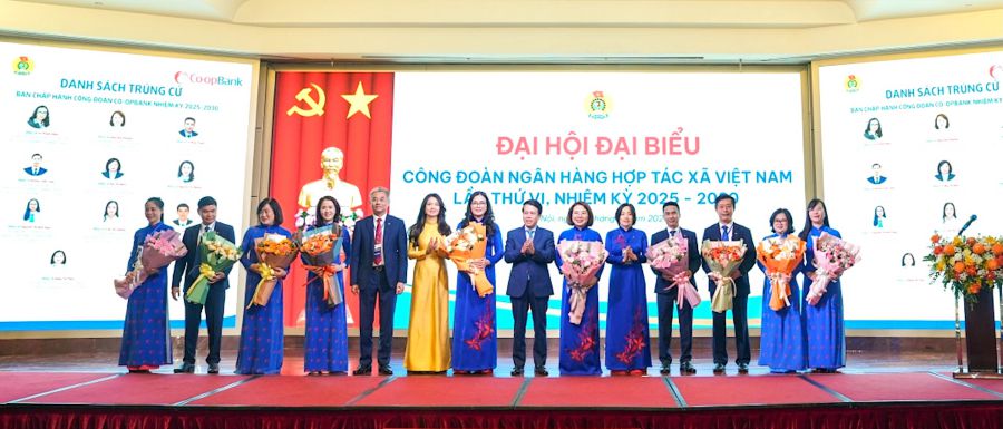 El Vicegobernador del Banco Estatal de Vietnam Pham Tien Dung; el Vicepresidente Permanente del Sindicato Bancario de Vietnam Nguyen Khanh Chi y los lideres de Co-opBank entregan flores para felicitar al Comite Ejecutivo del Sindicato de Co-opBank VI mandato 2025 - 2030. Foto: Sindicato de Co-opBank