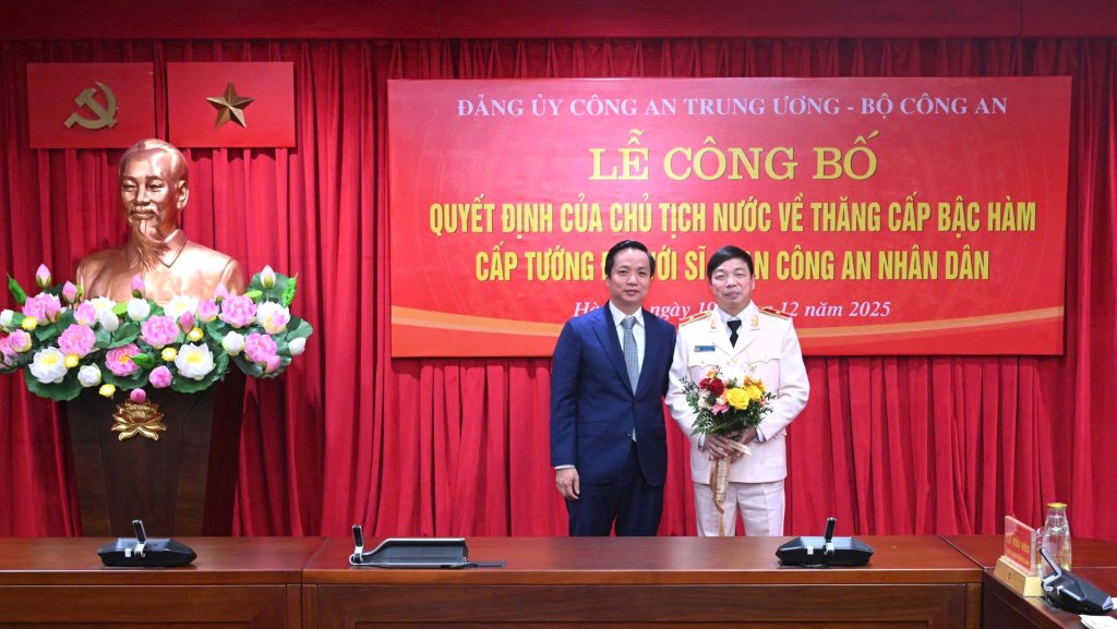 Chairman of Cao Bang Provincial People's Committee Le Hai Hoa presented flowers to congratulate Major General Nguyen Quang Vinh. Photo: Cao Bang Police