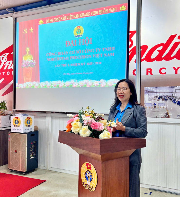 Ba Banh Hai Ninh - Uy vien BCH Tong LDLD Viet Nam, pho truong Ban cong doan khu cong nghiep tinh Phu Tho, phu trach khu vuc Vinh Phuc phat bieu chi dao. 