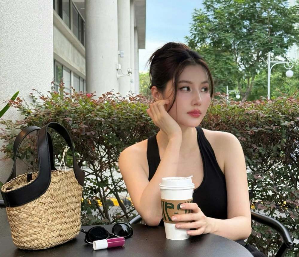 Diem My co hon nhan vien man. Anh: Nhan vat cung cap.