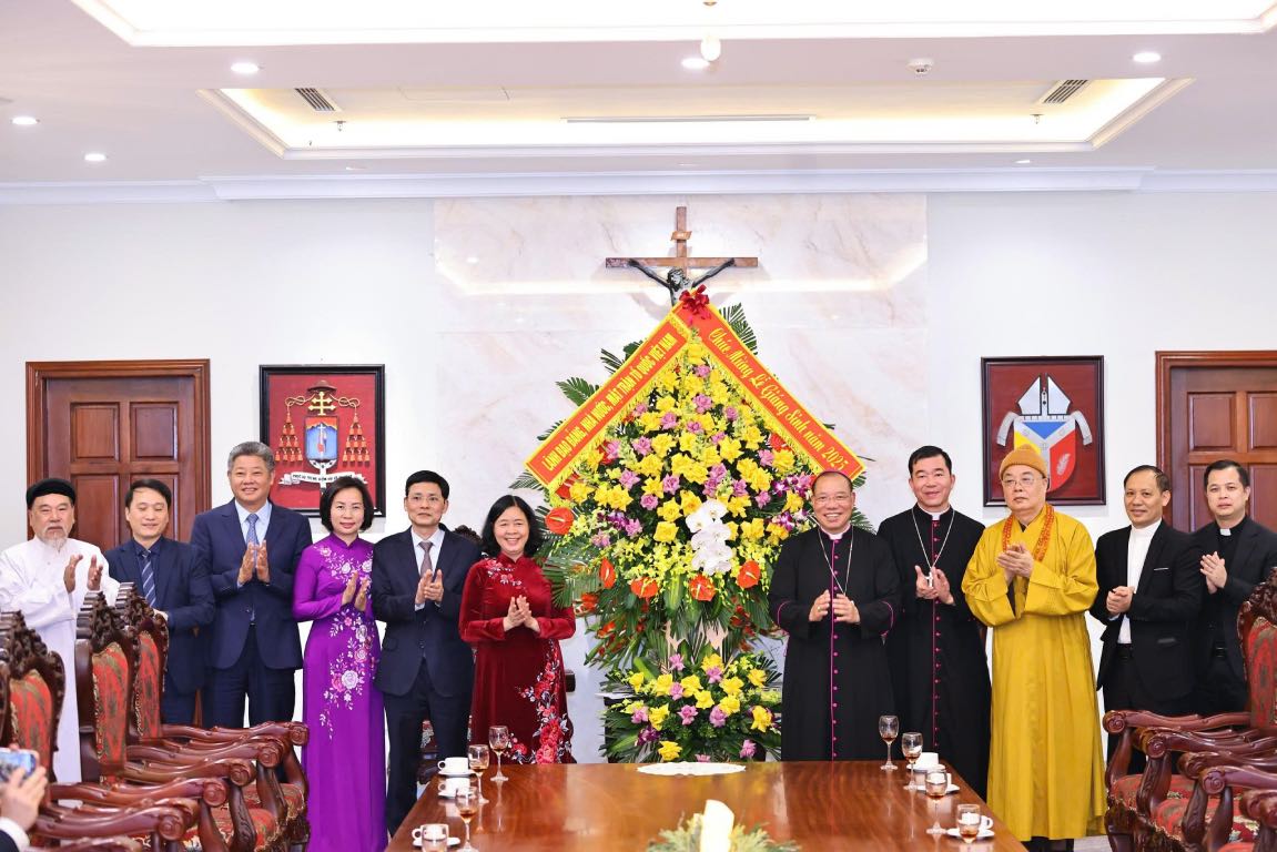 La Sra. Bui Thi Minh Hoai visita y felicita al Presbiterio General de la Congregacion de la Patria de Hanoi. Foto: Quang Vinh