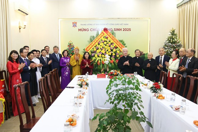 Uy vien Bo Chinh tri, Bi thu Trung uong Dang, Chu tich UBTU MTTQ Viet Nam Bui Thi Minh Hoai tham, chuc mung Uy ban Doan ket Cong giao Viet Nam. Anh: Quang Vinh 