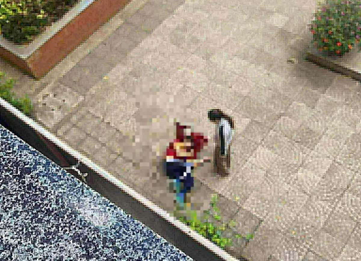 Hien truong nam sinh lop 10 nhay lau tu tu ngay trong san truong. Anh: Nguoi dan cung cap 