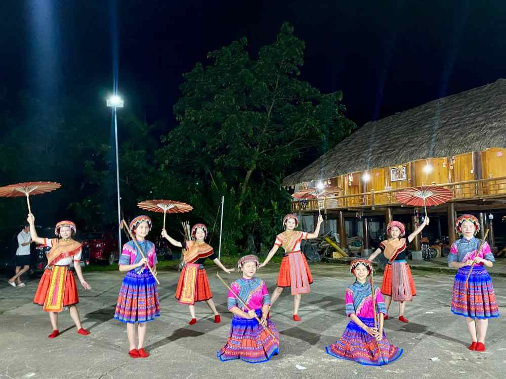 Nhom hat Then duoc thanh lap de phuc vu du khach, gom chinh nhung nguoi dan dia phuong. Anh: Tai Ngao Homestay